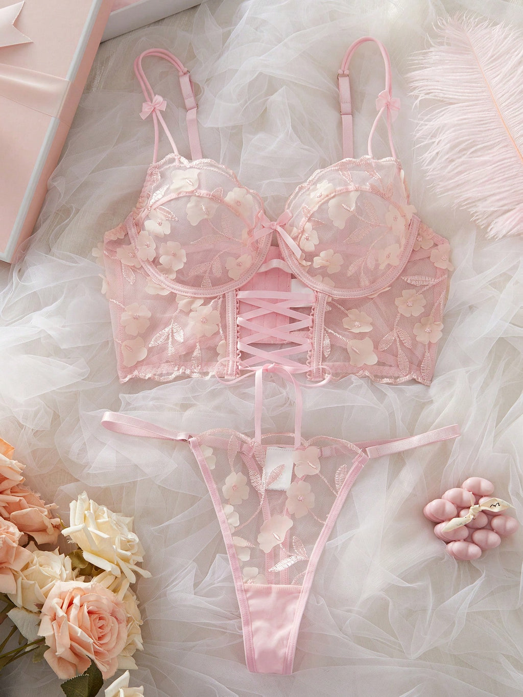 2 pièces Ensemble de soutien-gorge et culotte en dentelle ajourée et broderie romantique avec armature