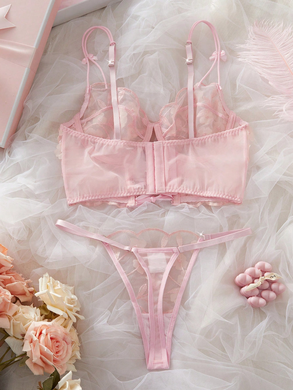 2 pièces Ensemble de soutien-gorge et culotte en dentelle ajourée et broderie romantique avec armature