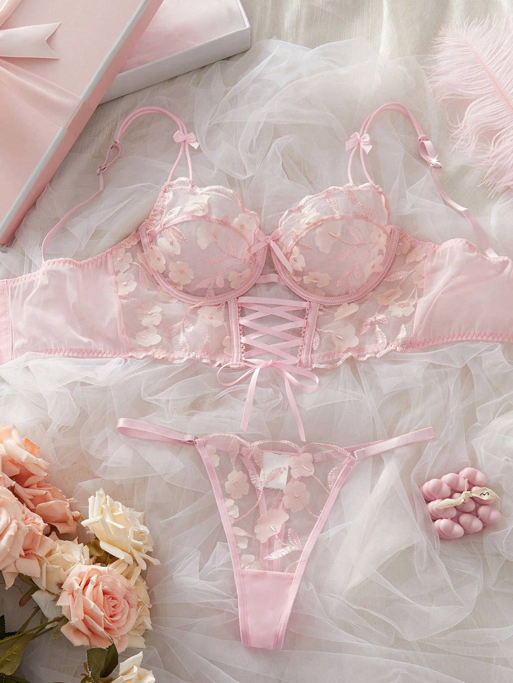 2 pièces Ensemble de soutien-gorge et culotte en dentelle ajourée et broderie romantique avec armature