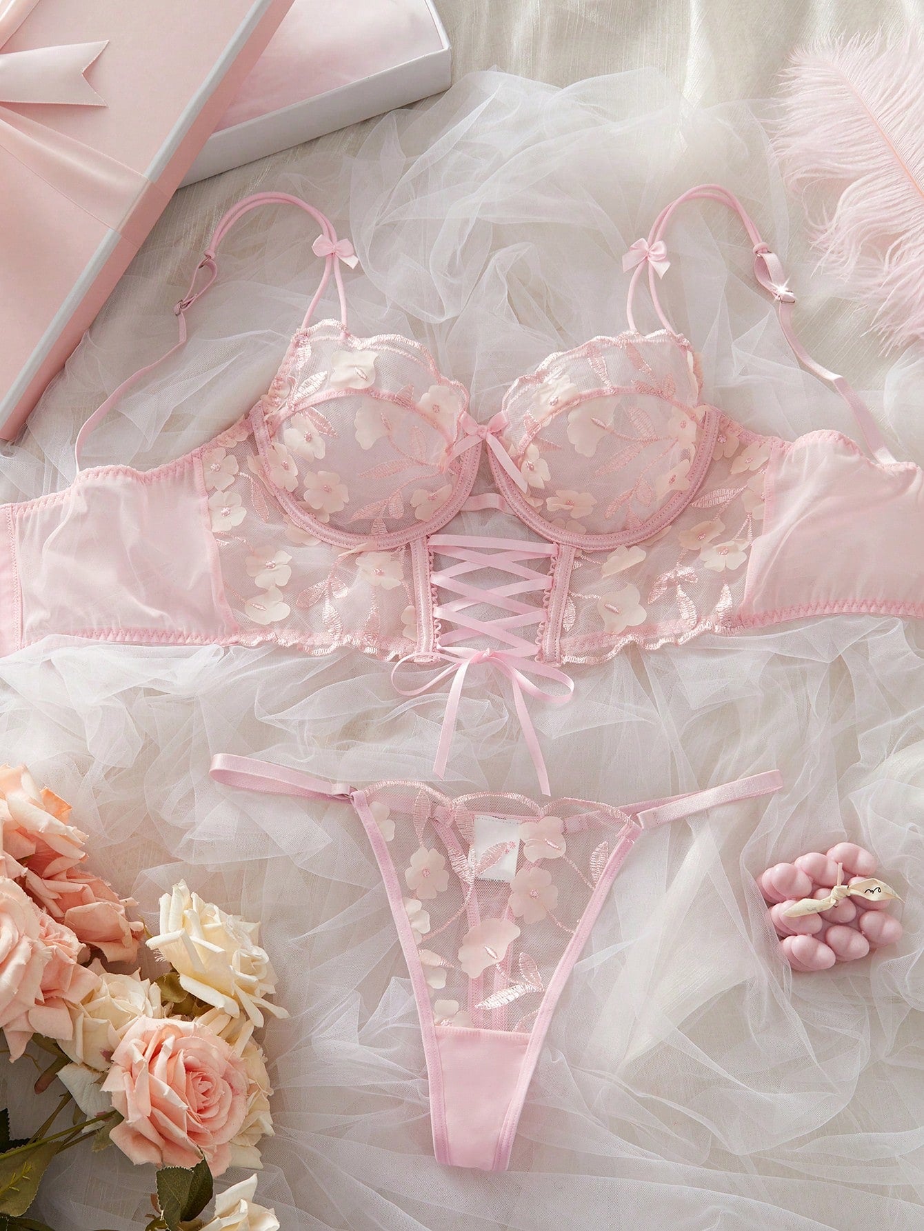 2 pièces Ensemble de soutien-gorge et culotte en dentelle ajourée et broderie romantique avec armature