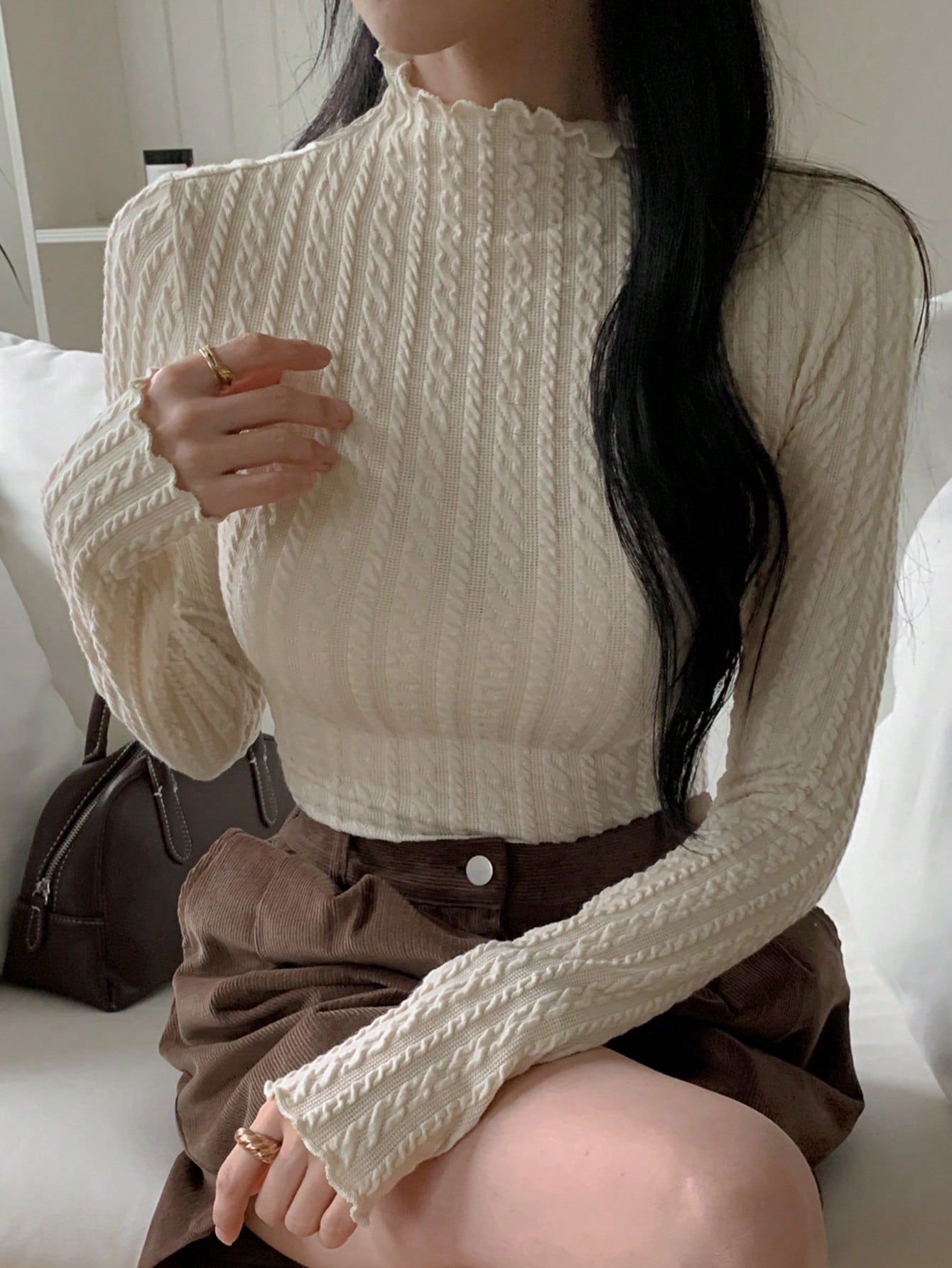 🤍 Pull tricoté chic à col montant ondulé ✨  Manches longues & style élégant, parfait pour l’hiver 🍂❄️