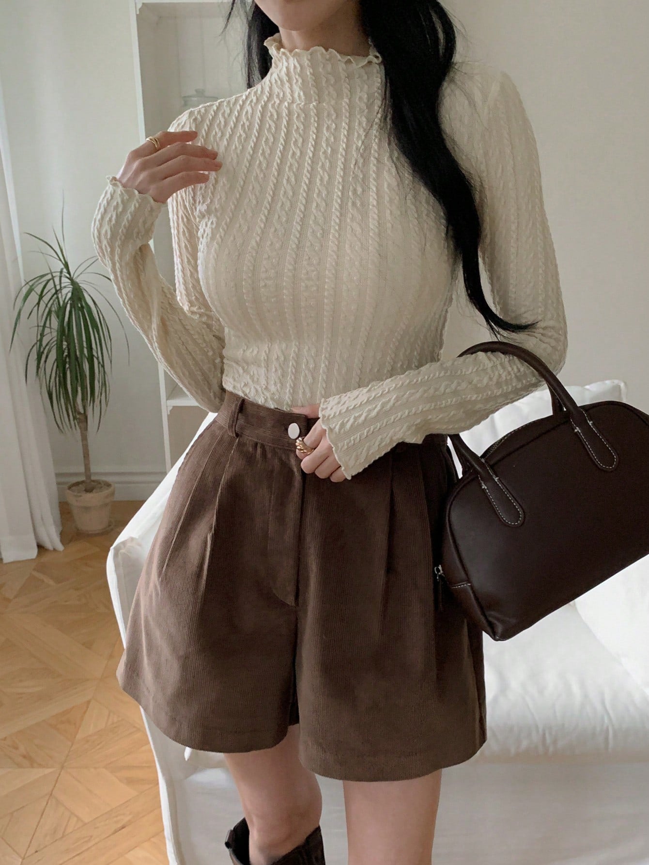 🤍 Pull tricoté chic à col montant ondulé ✨  Manches longues & style élégant, parfait pour l’hiver 🍂❄️