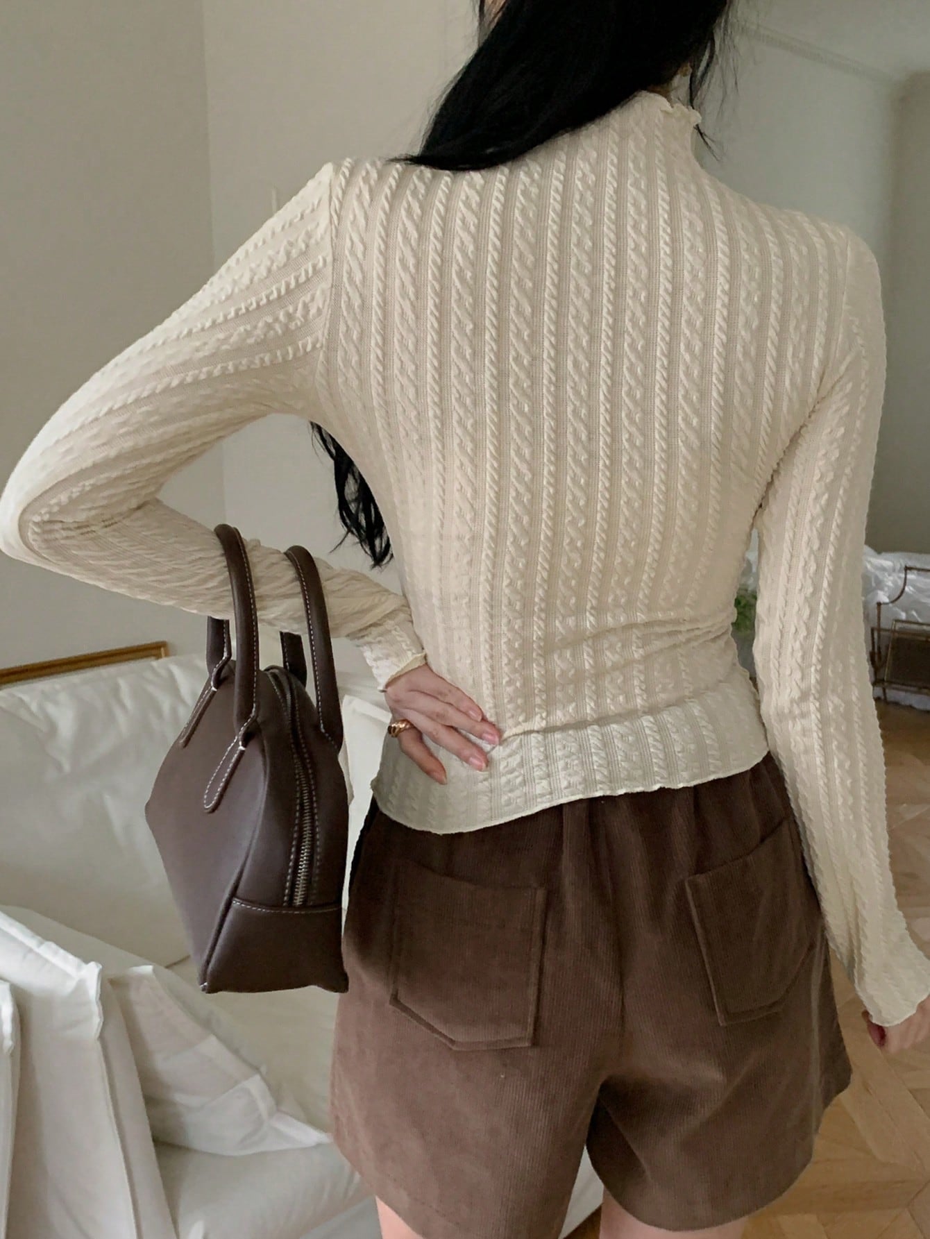 🤍 Pull tricoté chic à col montant ondulé ✨  Manches longues & style élégant, parfait pour l’hiver 🍂❄️