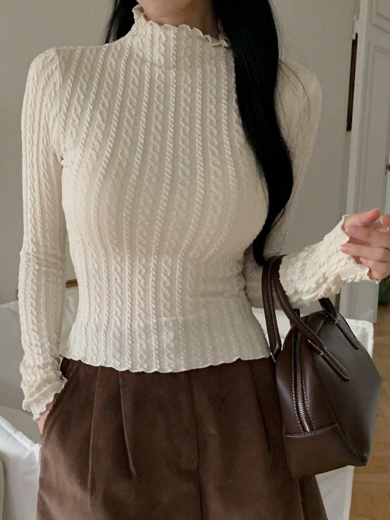 🤍 Pull tricoté chic à col montant ondulé ✨  Manches longues & style élégant, parfait pour l’hiver 🍂❄️