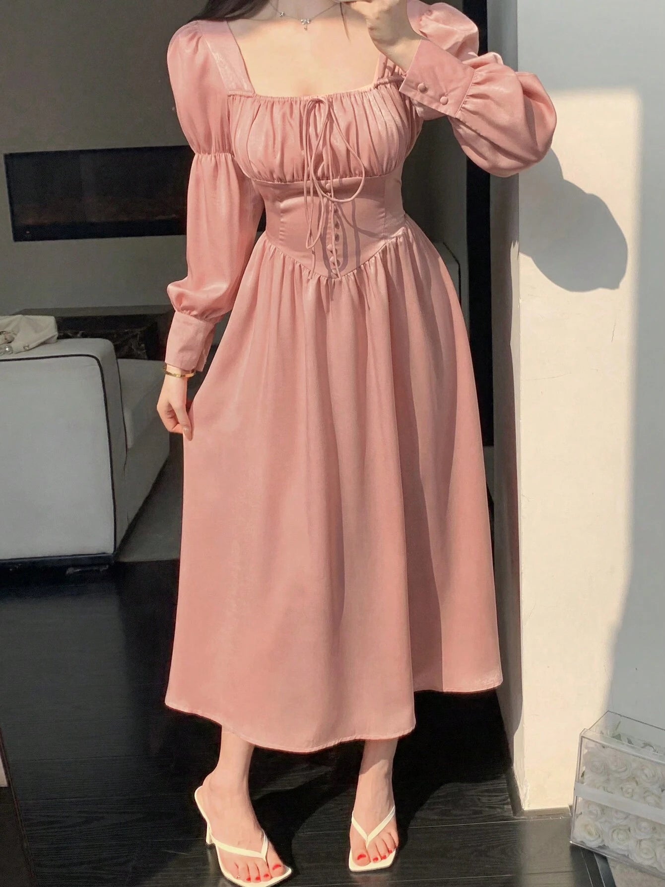 QUEEN Robe à manches lanternes avec décoration de boutons à taille empire plissée, robe de laitière, robe d'automne