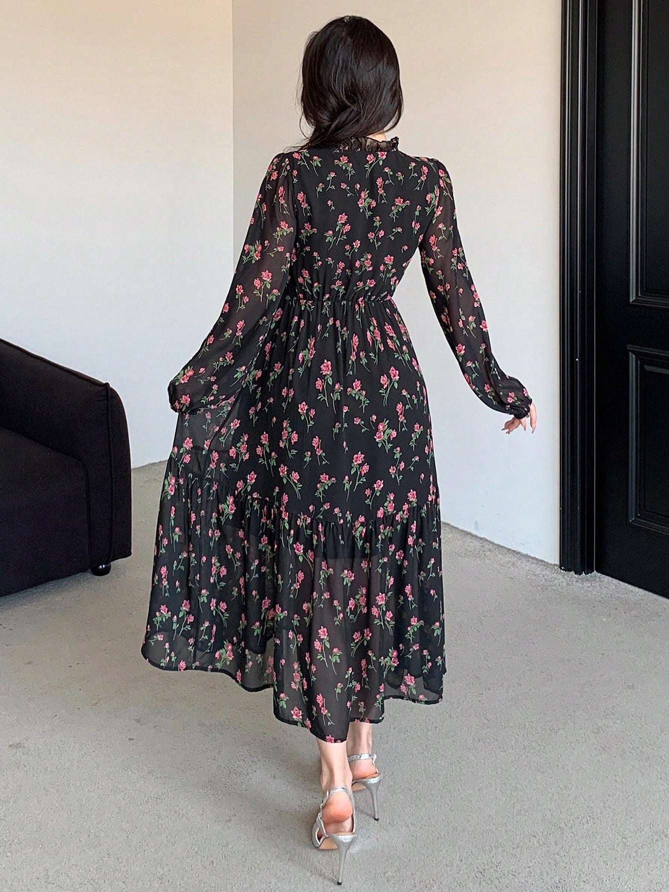 Robe mi-longue à manches longues en mousseline de soie