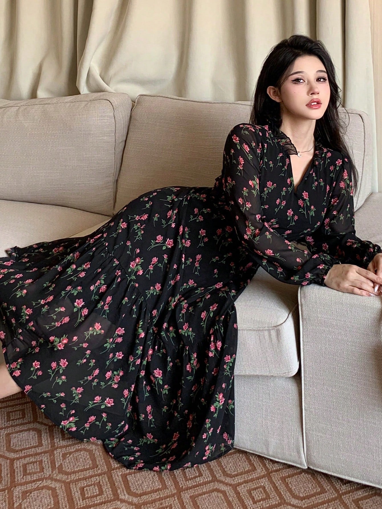 Robe mi-longue à manches longues en mousseline de soie