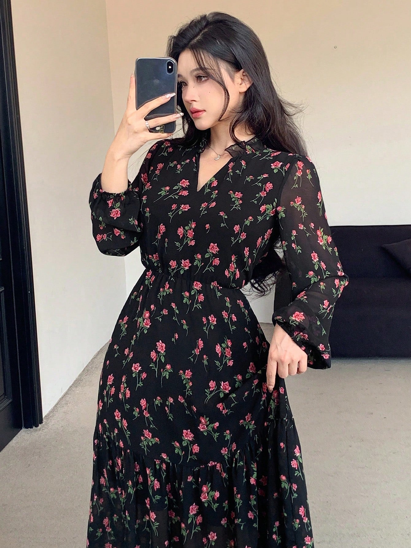 Robe mi-longue à manches longues en mousseline de soie