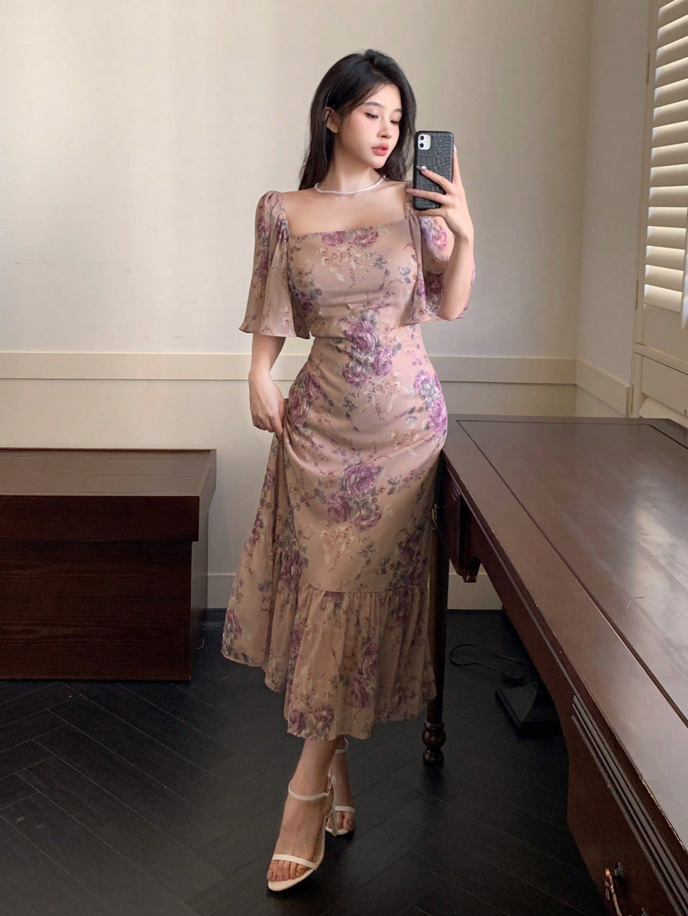 QUEEN Robe midi en mousseline de soie à col carré, volants et imprimé floral élégant. Convient pour la Saint-Valentin, robe de paysanne