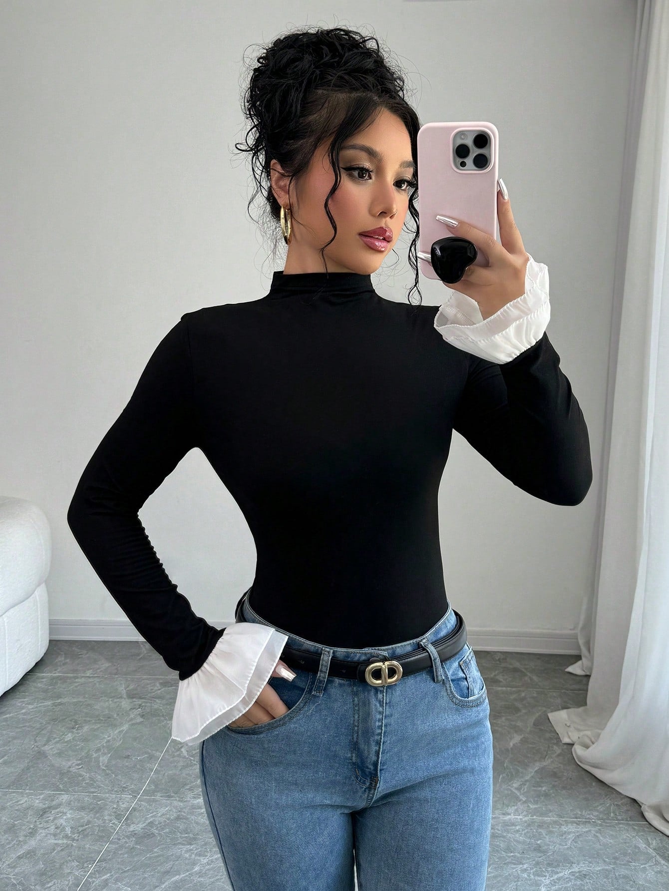 Chemise noire chic avec manches longues & détails blancs aux poignets 🤍🖤  Parfaite avec un jean ou une jupe 👖👗