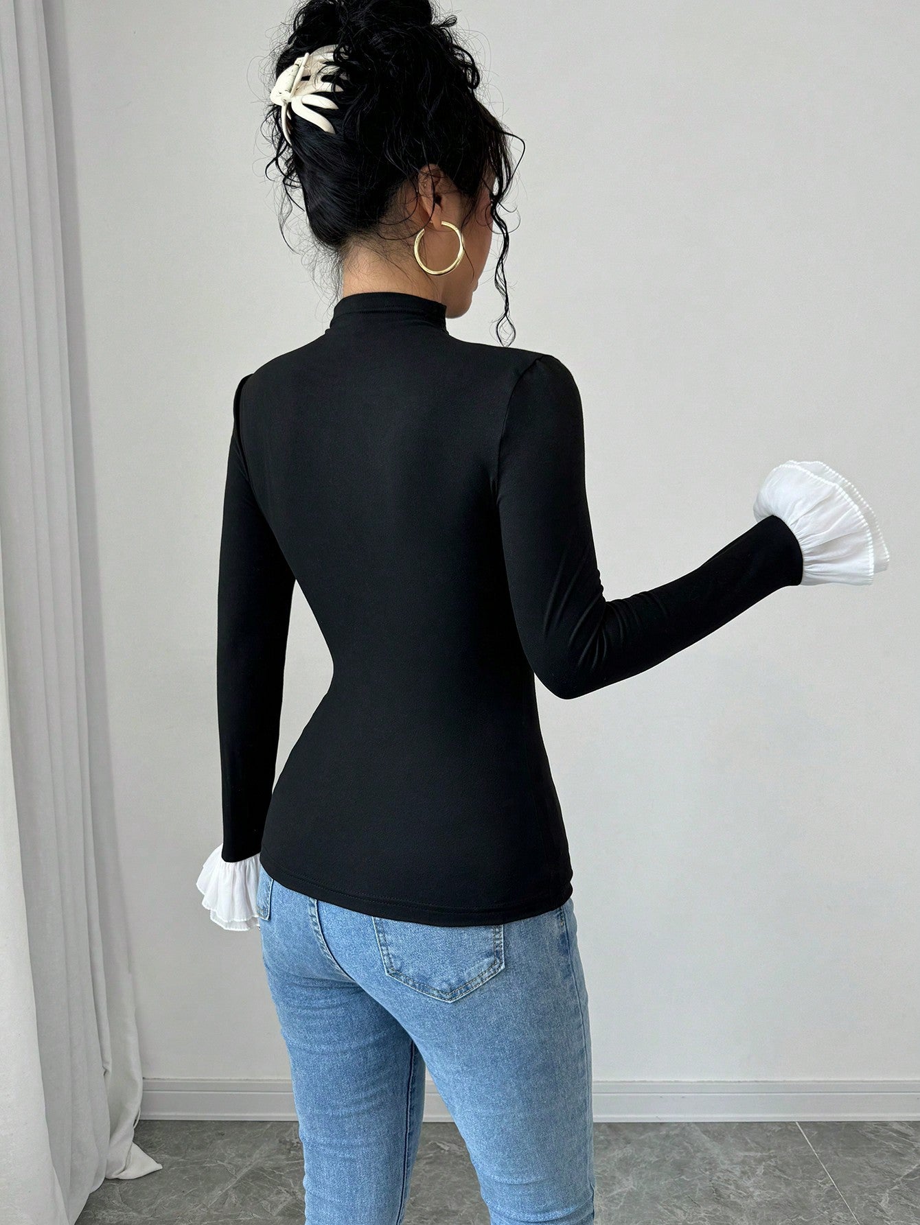 Chemise noire chic avec manches longues & détails blancs aux poignets 🤍🖤  Parfaite avec un jean ou une jupe 👖👗