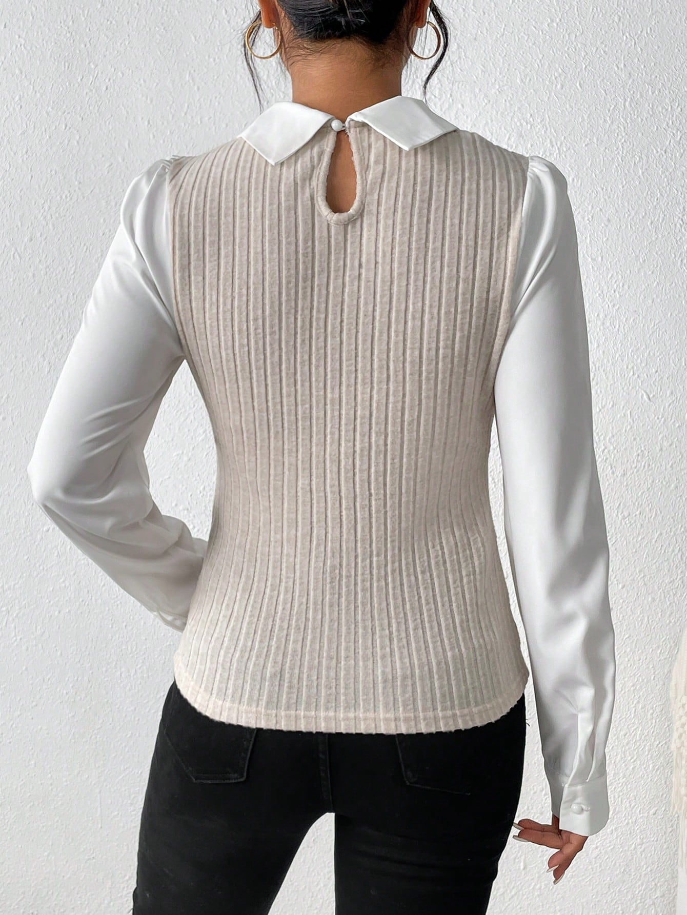 🤍 Chemise élégante avec col blanc classique 👔 et manches longues satinées ✨ Corps côtelé beige pour un look chic et moderne 👖👜