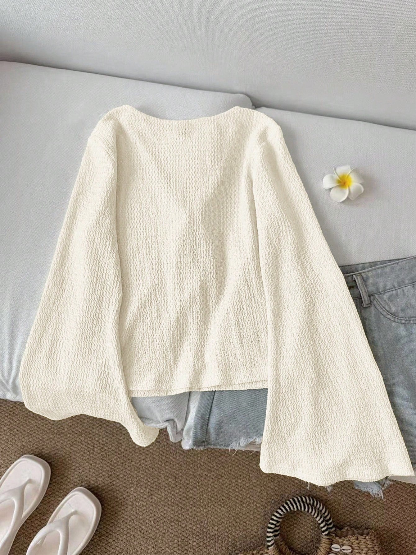 🤍 Blouse blanche chic avec nœuds devant 🎀 et manches larges élégantes ✨ Style frais et féminin, idéale avec un jean ou une jupe 👖👗