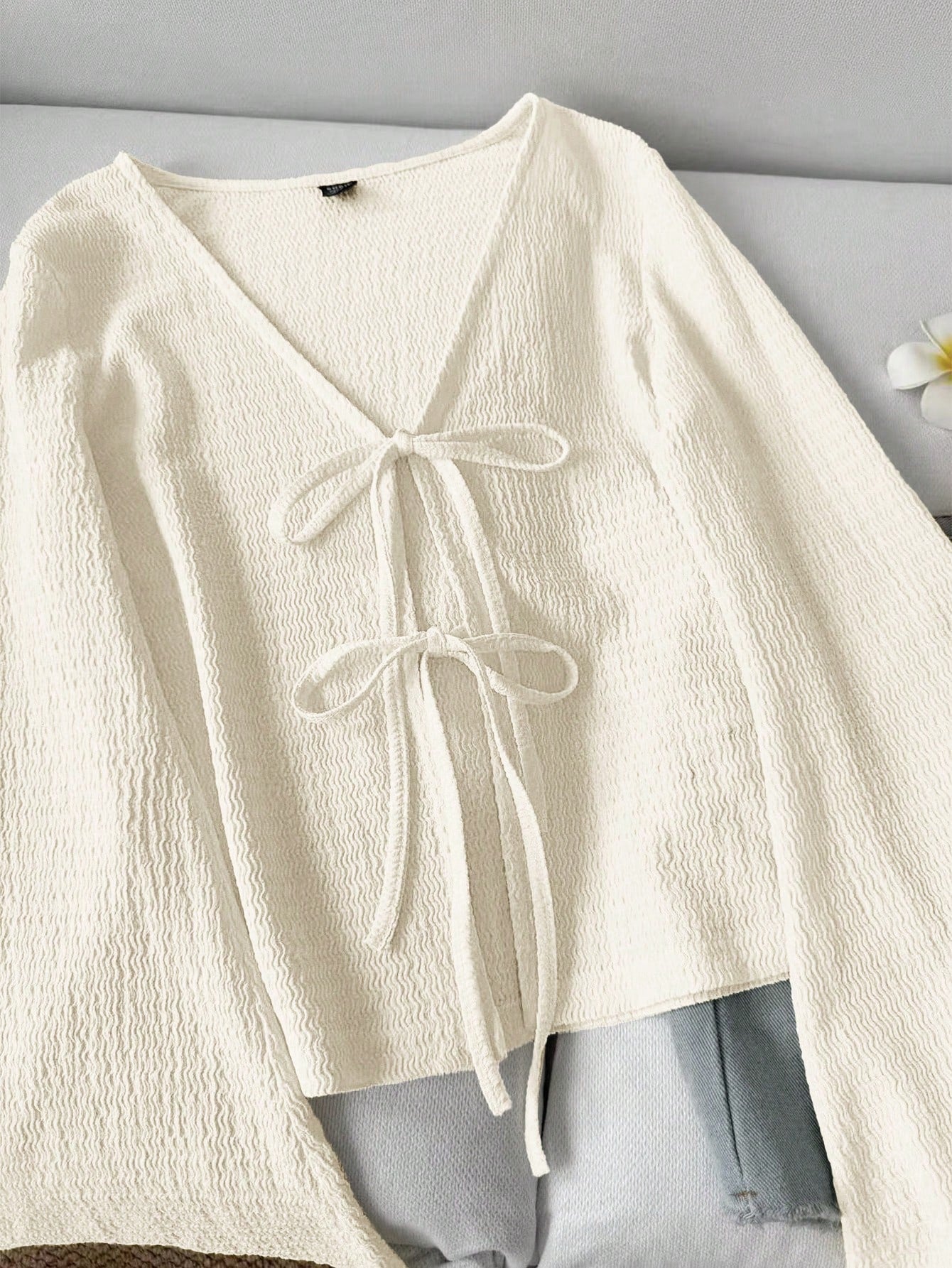 🤍 Blouse blanche chic avec nœuds devant 🎀 et manches larges élégantes ✨ Style frais et féminin, idéale avec un jean ou une jupe 👖👗