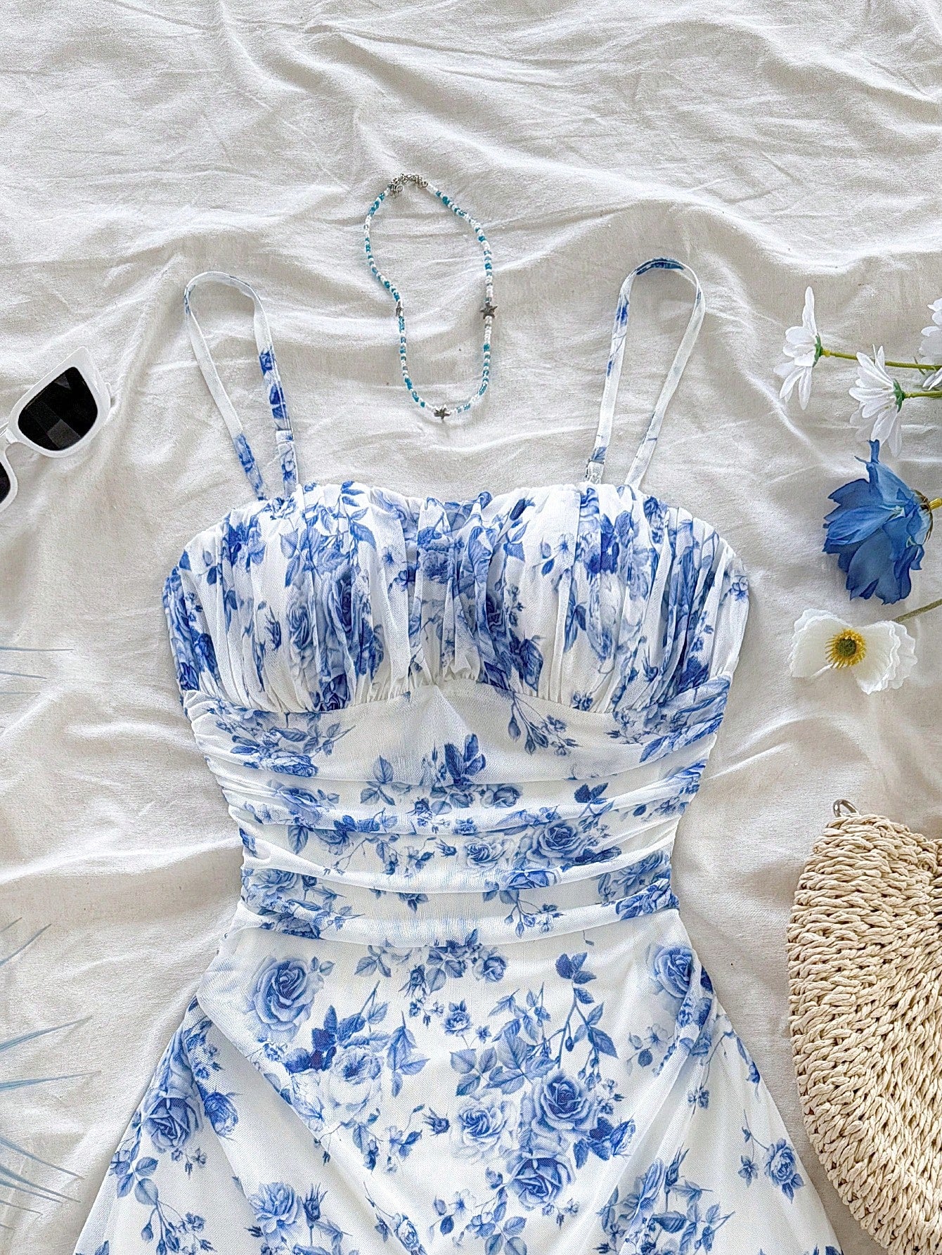 Robe mini à imprimé floral rose maille froissée avec bretelles dans le dos