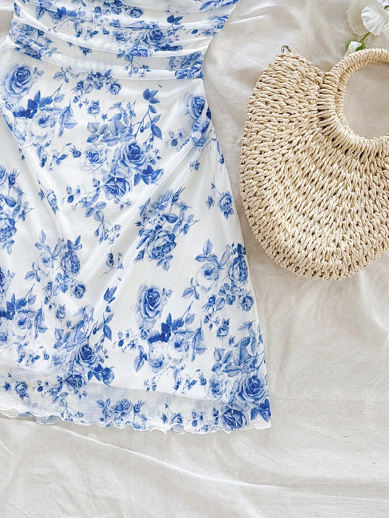 Robe mini à imprimé floral rose maille froissée avec bretelles dans le dos