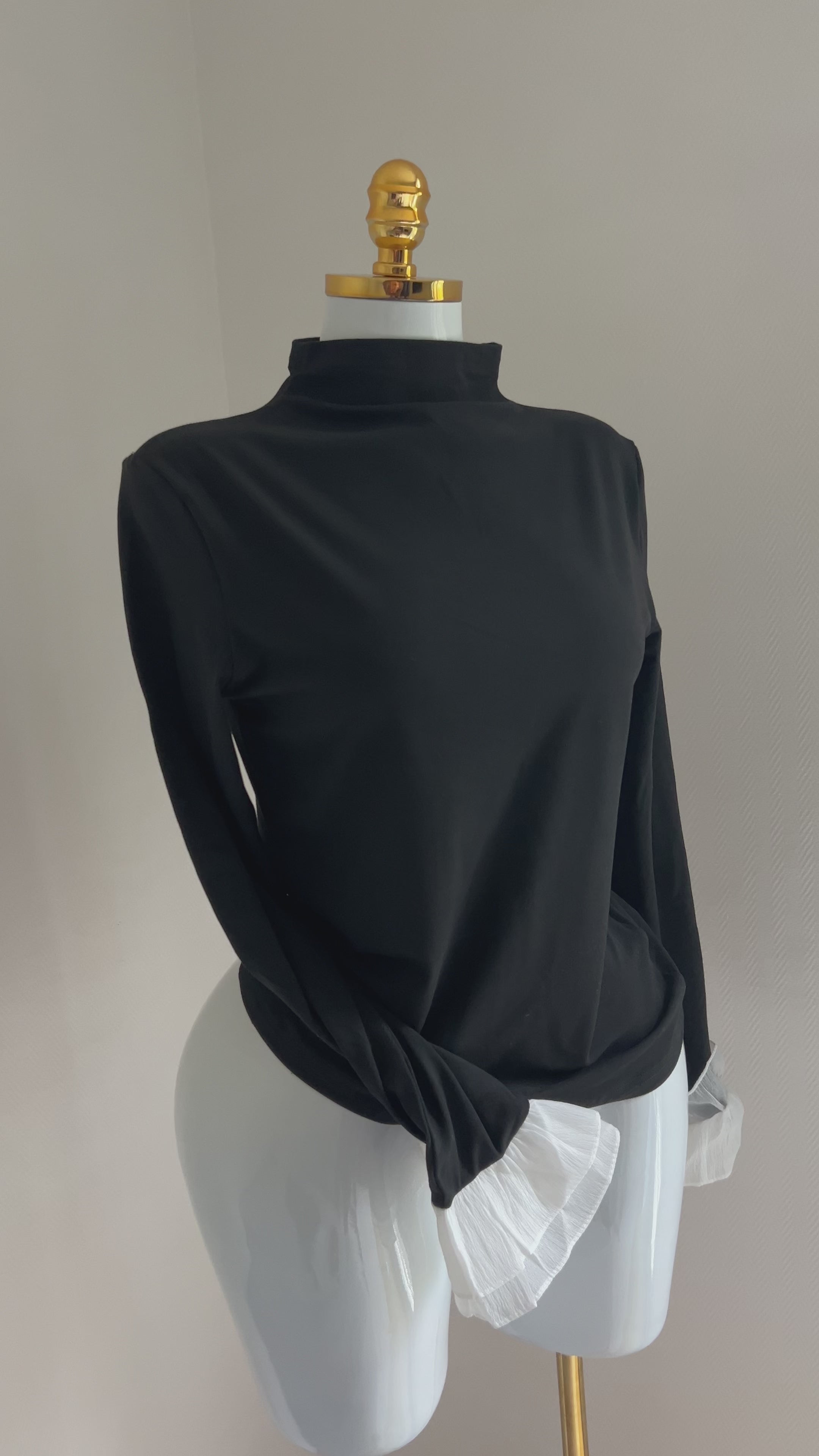 Chemise noire chic avec manches longues & détails blancs aux poignets 🤍🖤  Parfaite avec un jean ou une jupe 👖👗