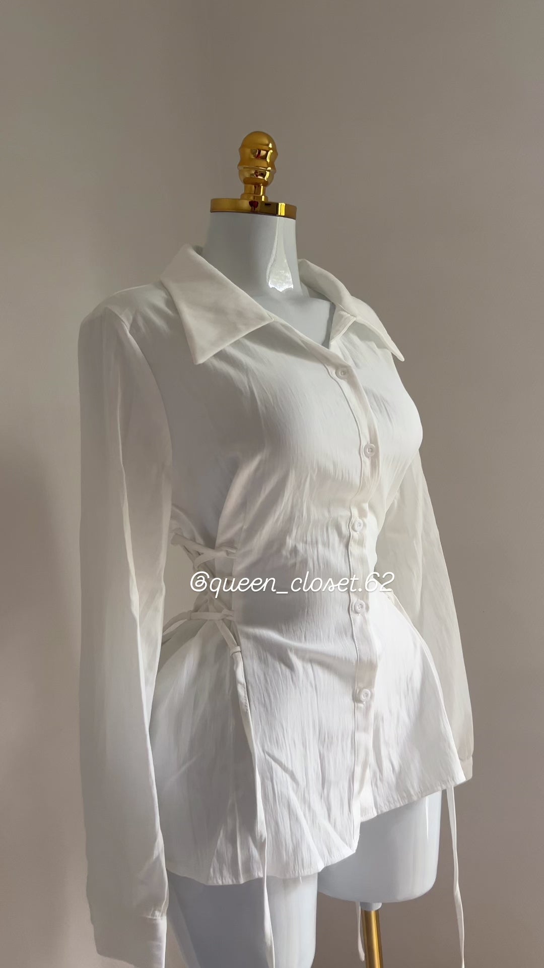 🤍 Chemise blanche chic avec laçage sur les côtés 🎀 Coupe ajustée & manches longues élégantes ✨