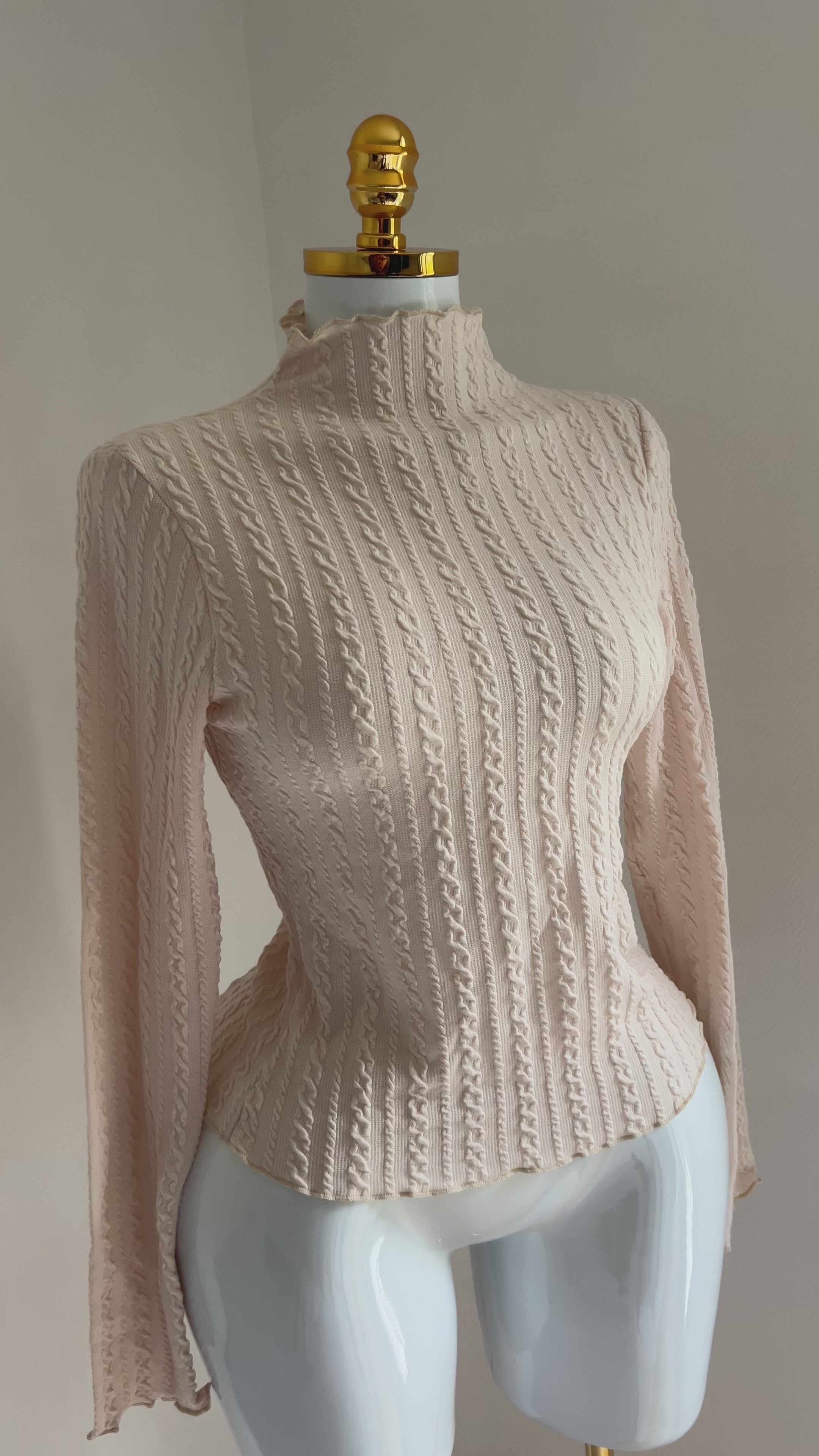 🤍 Pull tricoté chic à col montant ondulé ✨  Manches longues & style élégant, parfait pour l’hiver 🍂❄️