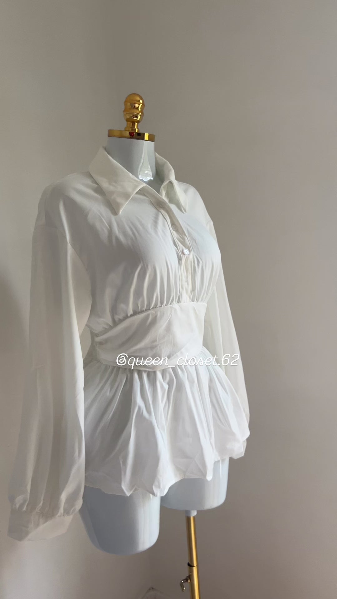 🤍 Chemise blanche à manches bouffantes élégantes ✨  Coupe cintrée & fluide pour un look chic et féminin 💫