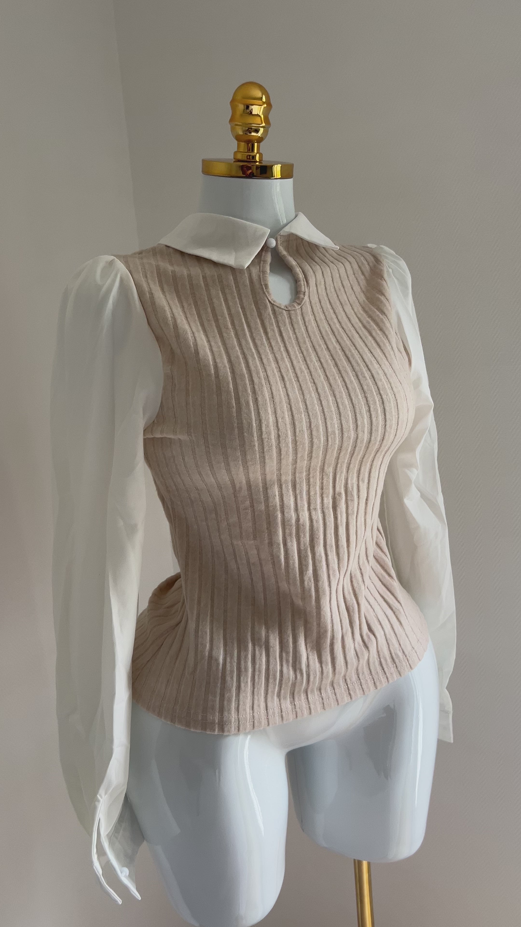 🤍 Chemise élégante avec col blanc classique 👔 et manches longues satinées ✨ Corps côtelé beige pour un look chic et moderne 👖👜